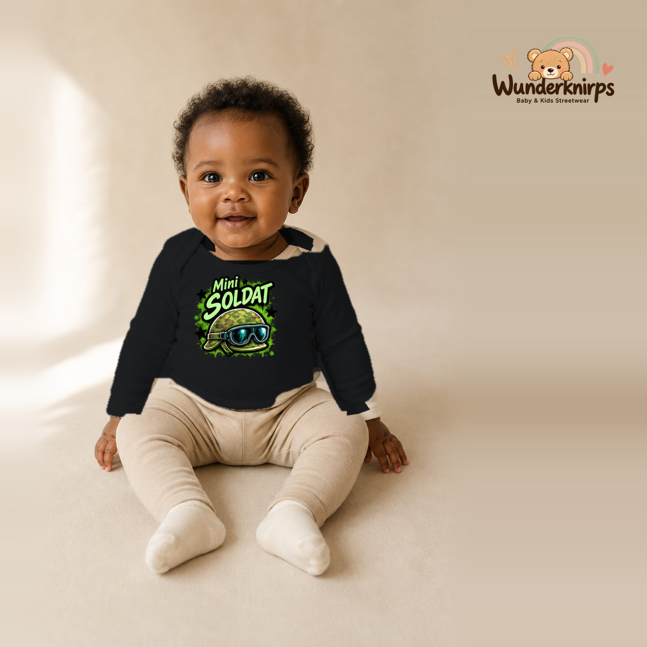 Babybody für Mädchen in Schwarz mit Motiv „Mini Soldat“, getragen von einem Kind – Wunderknirps.