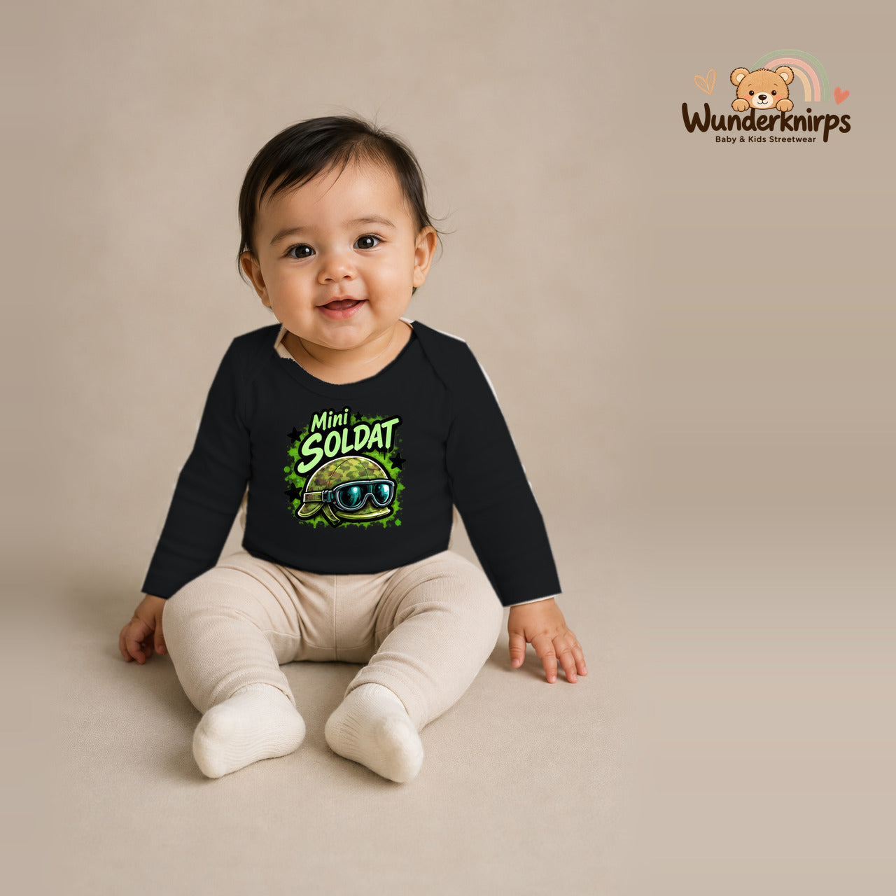 Babybody für Mädchen in Schwarz mit Motiv „Mini Soldat“, getragen von einem Kind – Wunderknirps.