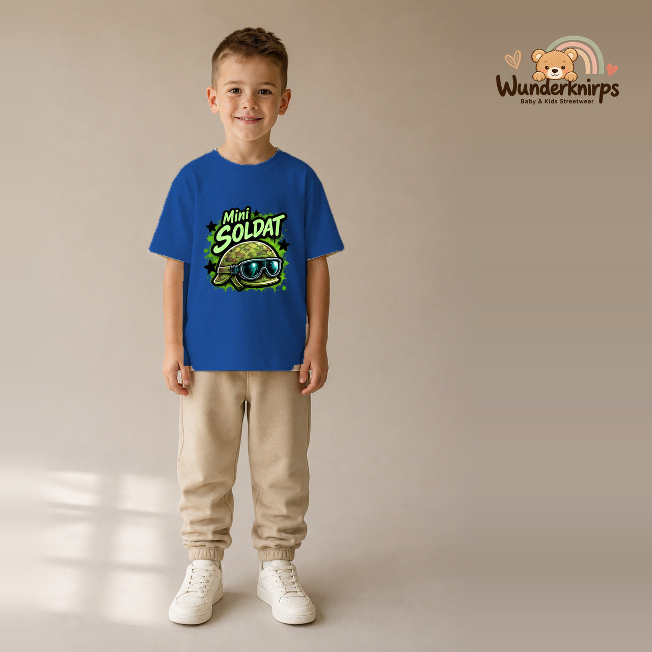 T-Shirt für Jungen in Blau mit Motiv „Mini Soldat“, getragen von einem Kind – Wunderknirps.