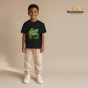 T-Shirt für Jungen in Schwarz mit Motiv „Mini Soldat“, getragen von einem Kind – Wunderknirps.