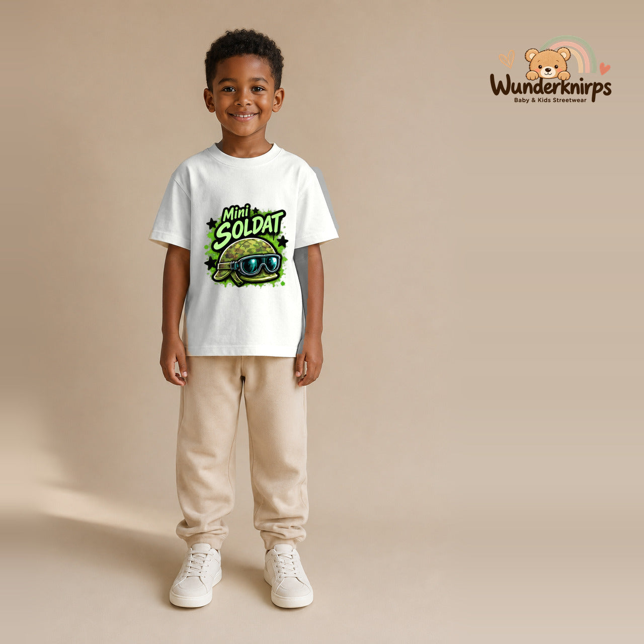 T-Shirt für Jungen in Weiß mit Motiv „Mini Soldat“, getragen von einem Kind – Wunderknirps.