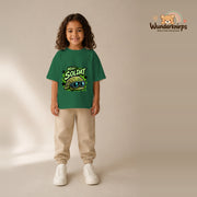 T-Shirt für Mädchen in Grün mit Motiv „Mini Soldat“, getragen von einem Kind – Wunderknirps.