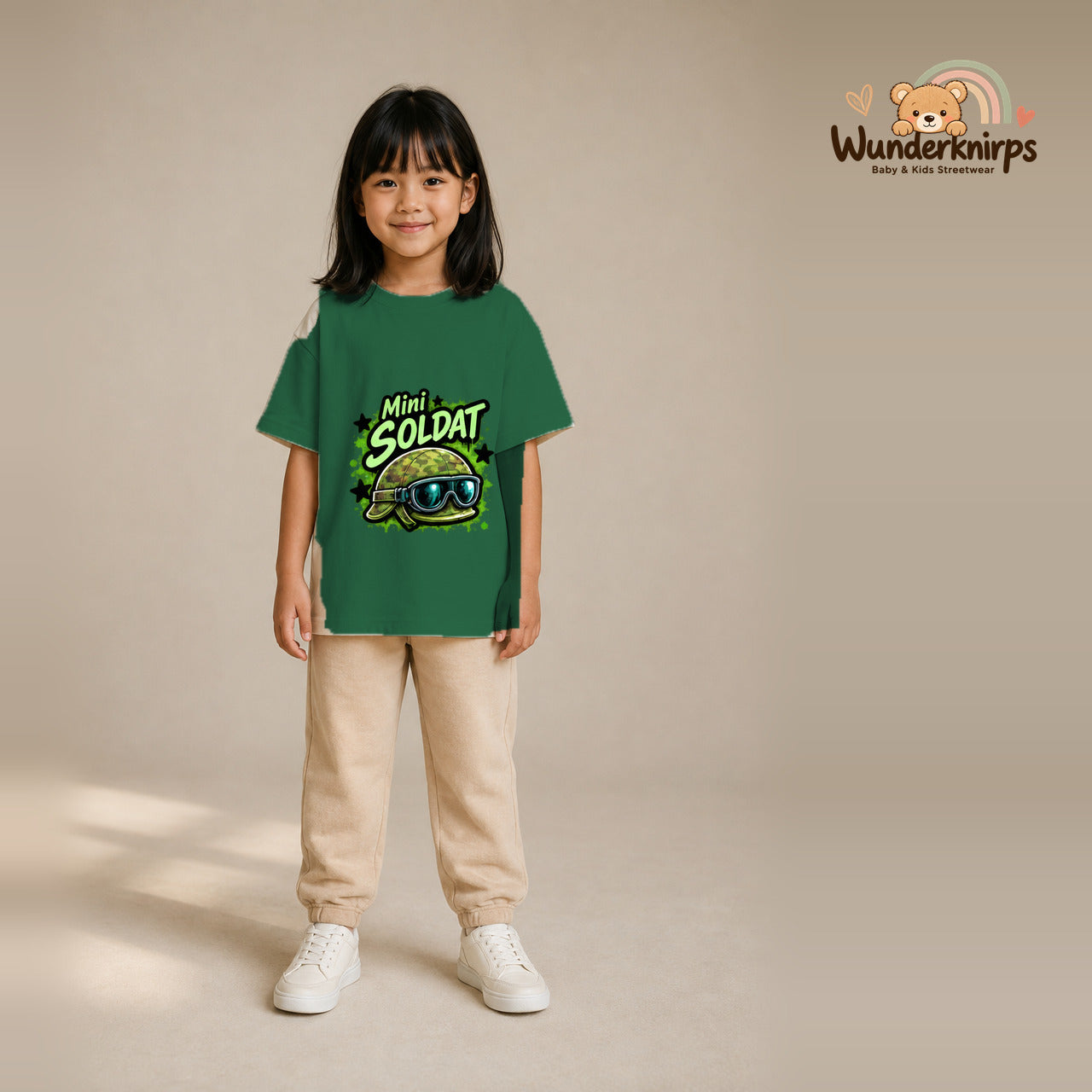 T-Shirt für Mädchen in Grün mit Motiv „Mini Soldat“, getragen von einem Kind – Wunderknirps.
