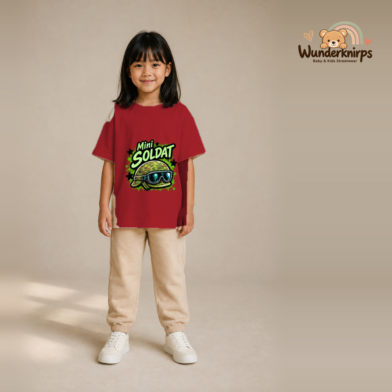 T-Shirt für Mädchen in Rot mit Motiv „Mini Soldat“, getragen von einem Kind – Wunderknirps.