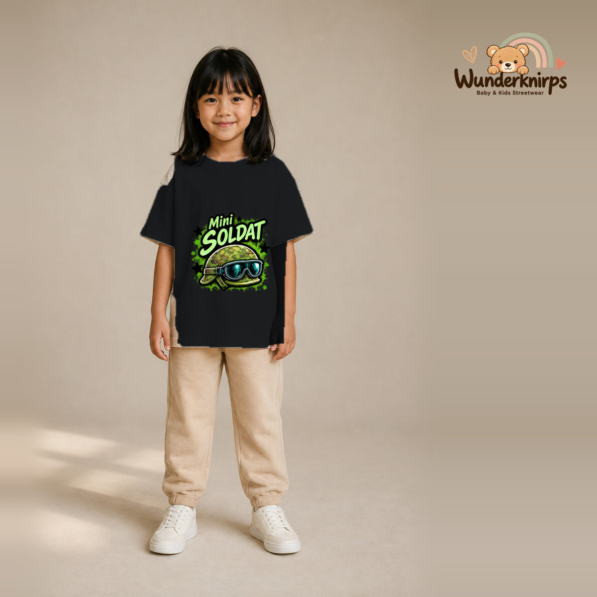 T-Shirt für Mädchen in Schwarz mit Motiv „Mini Soldat“, getragen von einem Kind – Wunderknirps.
