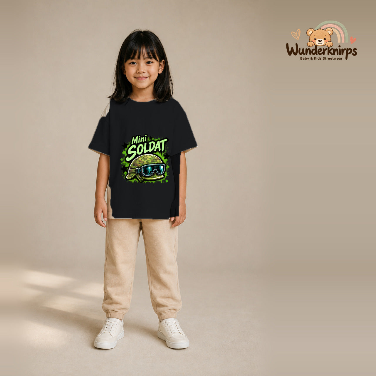 T-Shirt für Mädchen in Schwarz mit Motiv „Mini Soldat“, getragen von einem Kind – Wunderknirps.