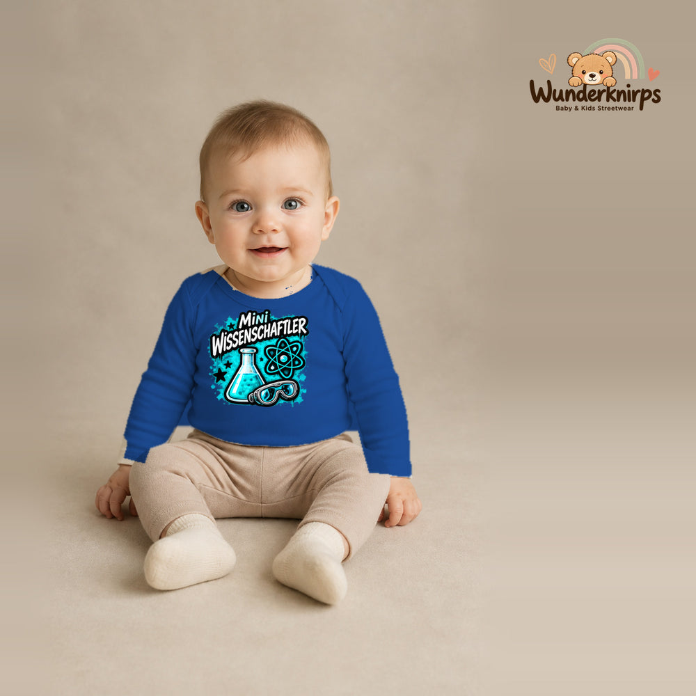 Babybody für Jungen in Blau mit Motiv „Mini Wissenschaftler“, getragen von einem Kind – Wunderknirps.