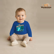 Babybody für Jungen in Blau mit Motiv „Mini Wissenschaftler“, getragen von einem Kind – Wunderknirps.