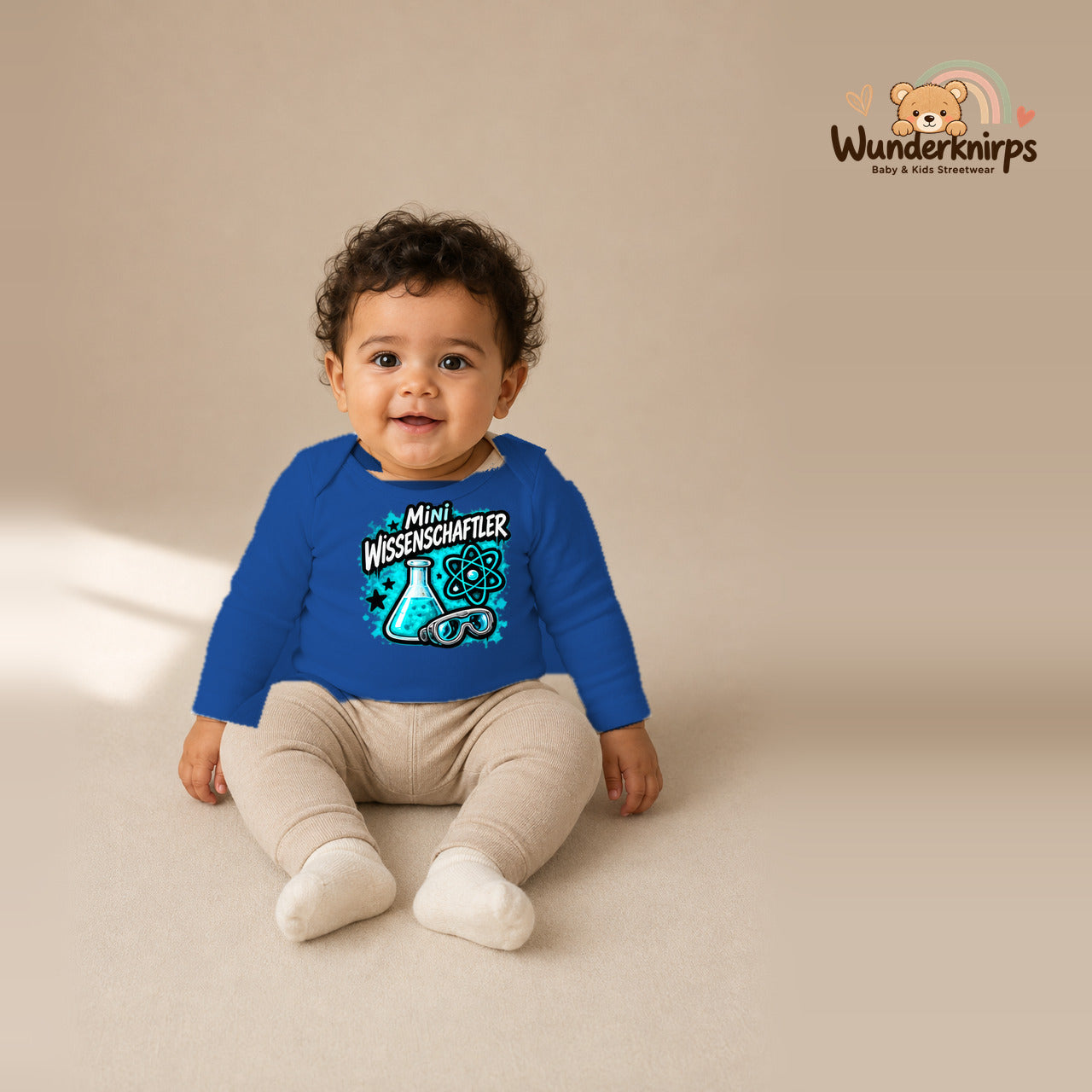 Babybody für Jungen in Blau mit Motiv „Mini Wissenschaftler“, getragen von einem Kind – Wunderknirps.