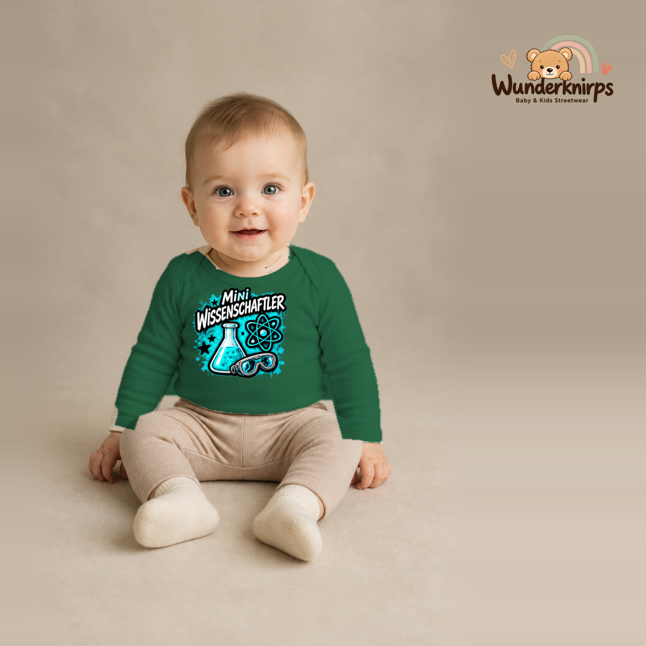 Babybody für Jungen in Grün mit Motiv „Mini Wissenschaftler“, getragen von einem Kind – Wunderknirps.