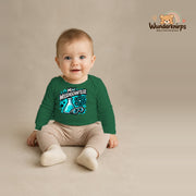 Babybody für Jungen in Grün mit Motiv „Mini Wissenschaftler“, getragen von einem Kind – Wunderknirps.