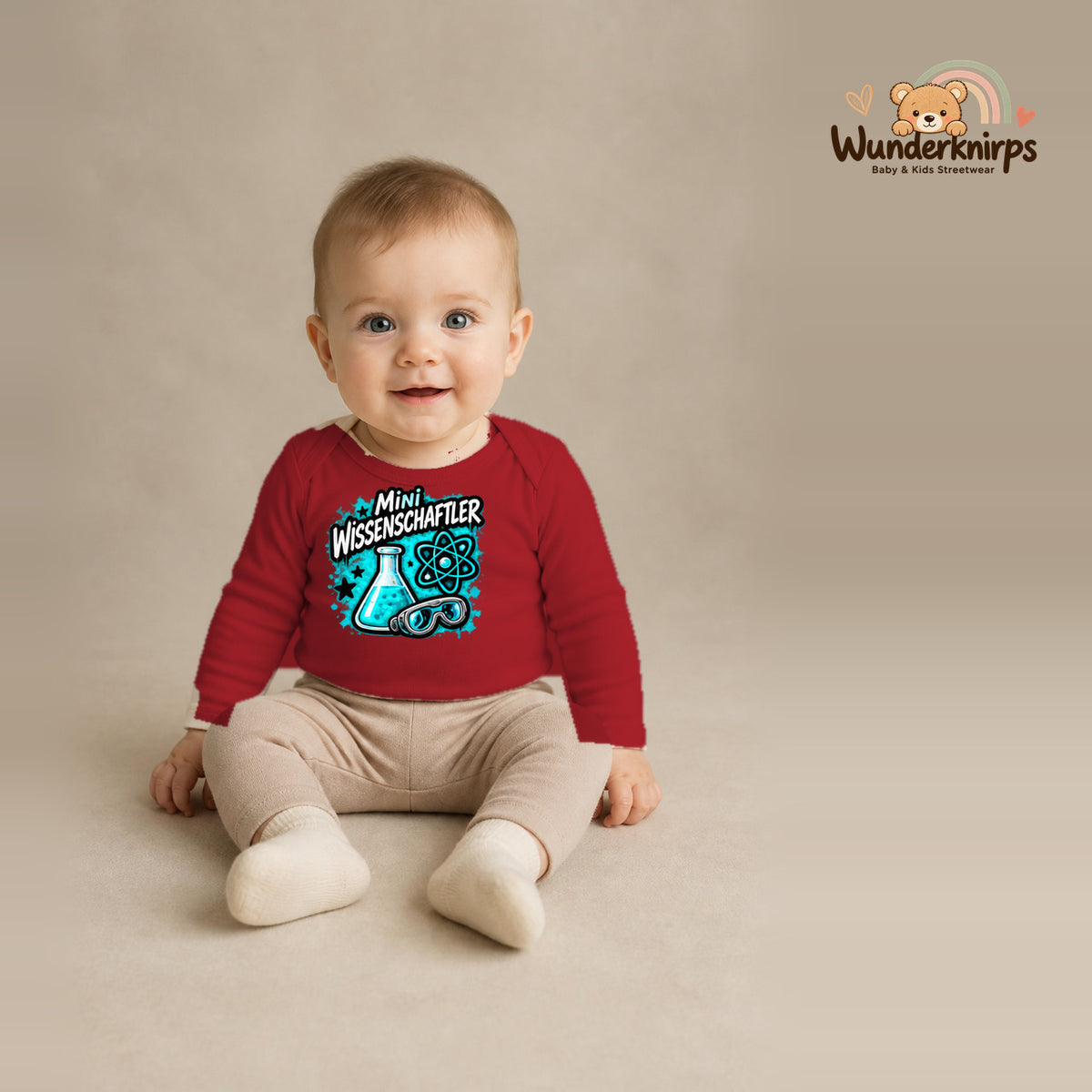 Babybody für Jungen in Rot mit Motiv „Mini Wissenschaftler“, getragen von einem Kind – Wunderknirps.