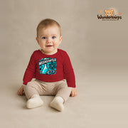 Babybody für Jungen in Rot mit Motiv „Mini Wissenschaftler“, getragen von einem Kind – Wunderknirps.
