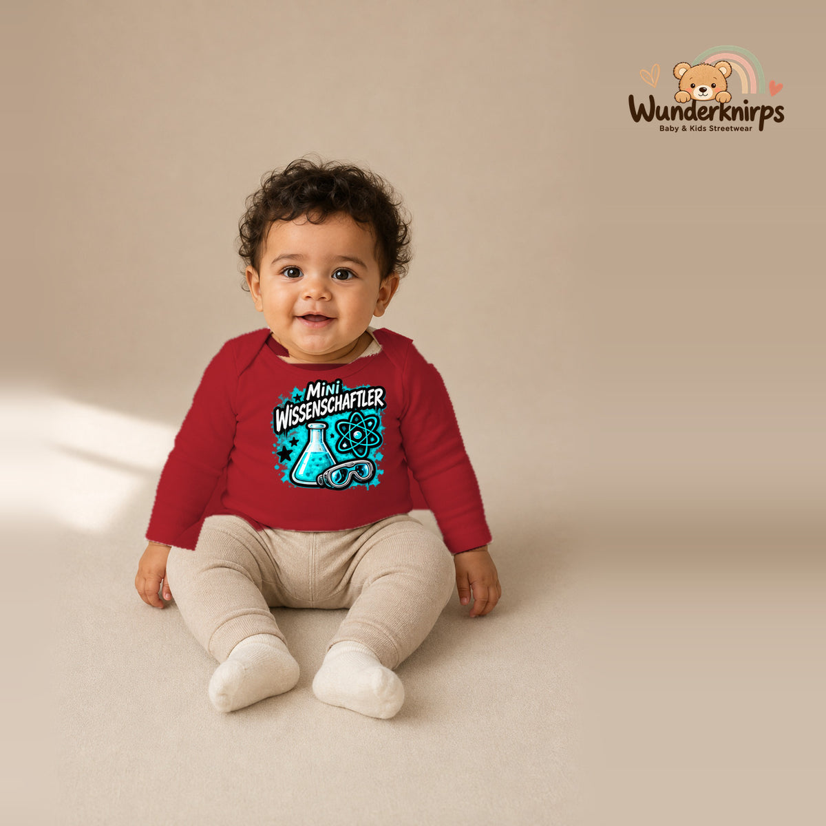 Babybody für Jungen in Rot mit Motiv „Mini Wissenschaftler“, getragen von einem Kind – Wunderknirps.