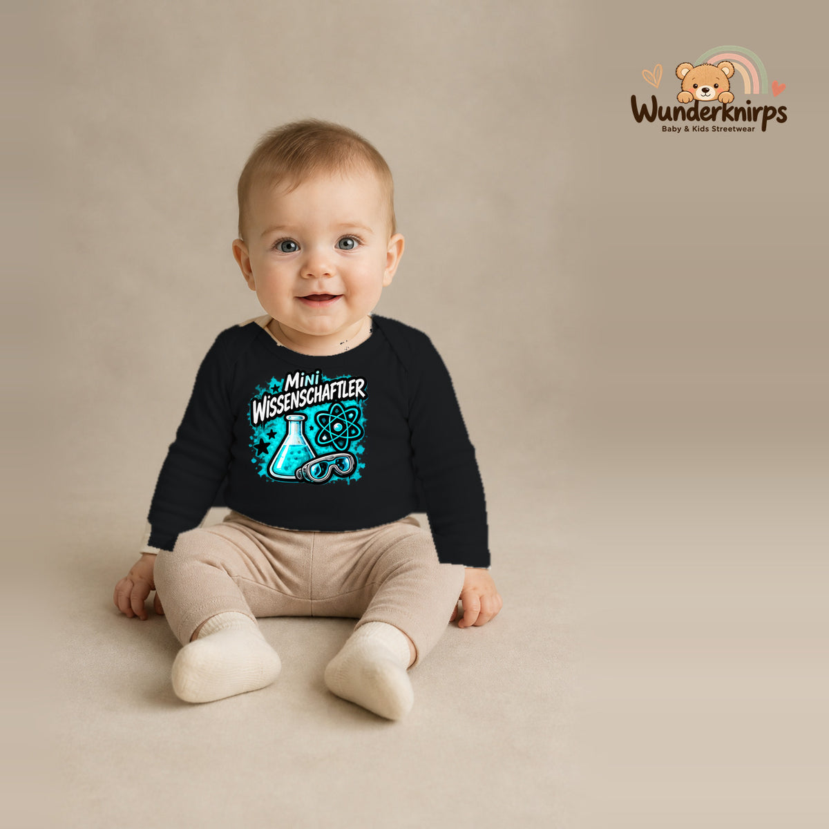Babybody für Jungen in Schwarz mit Motiv „Mini Wissenschaftler“, getragen von einem Kind – Wunderknirps.