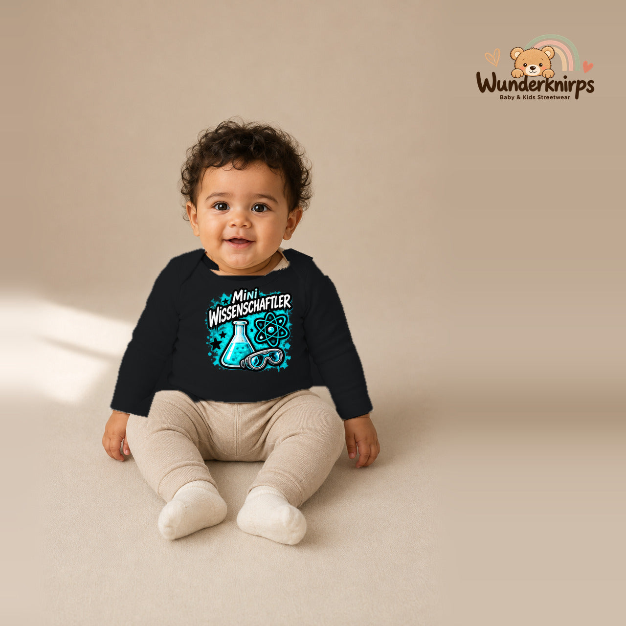 Babybody für Jungen in Schwarz mit Motiv „Mini Wissenschaftler“, getragen von einem Kind – Wunderknirps.
