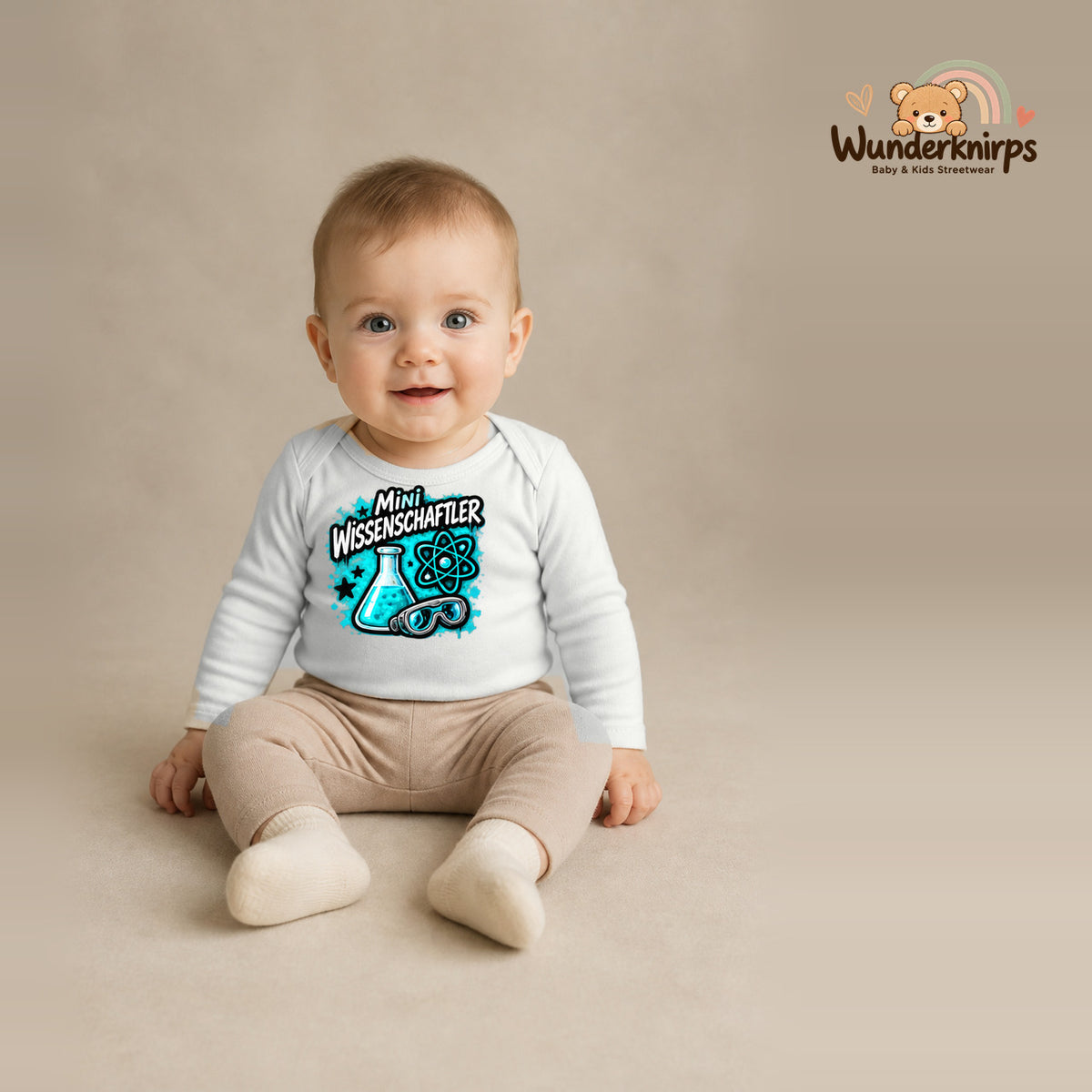 Babybody für Jungen in Weiß mit Motiv „Mini Wissenschaftler“, getragen von einem Kind – Wunderknirps.