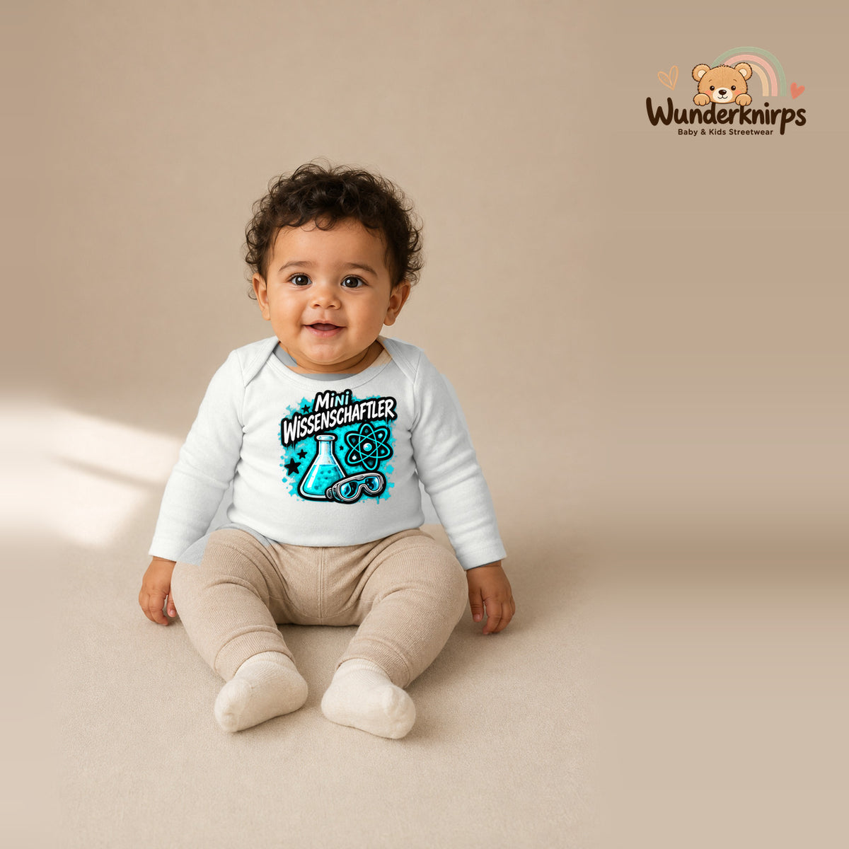 Babybody für Jungen in Weiß mit Motiv „Mini Wissenschaftler“, getragen von einem Kind – Wunderknirps.