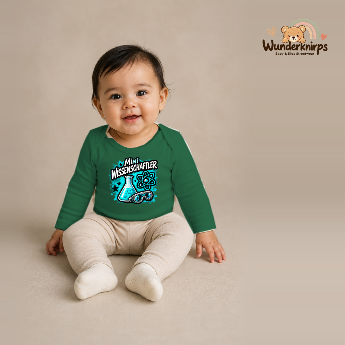 Babybody für Mädchen in Grün mit Motiv „Mini Wissenschaftler“, getragen von einem Kind – Wunderknirps.