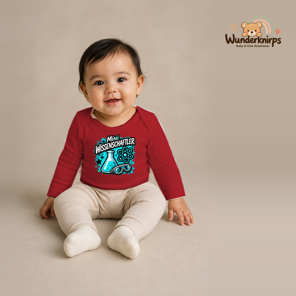 Babybody für Mädchen in Rot mit Motiv „Mini Wissenschaftler“, getragen von einem Kind – Wunderknirps.