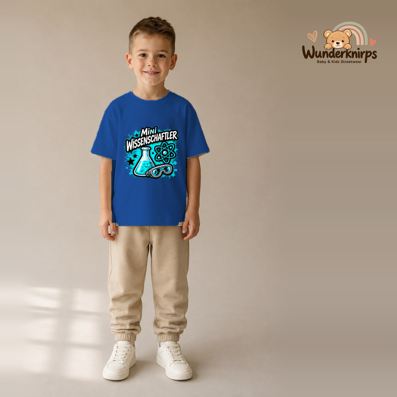 T-Shirt für Jungen in Blau mit Motiv „Mini Wissenschaftler“, getragen von einem Kind – Wunderknirps.