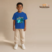 T-Shirt für Jungen in Blau mit Motiv „Mini Wissenschaftler“, getragen von einem Kind – Wunderknirps.