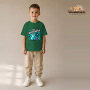 T-Shirt für Jungen in Grün mit Motiv „Mini Wissenschaftler“, getragen von einem Kind – Wunderknirps.
