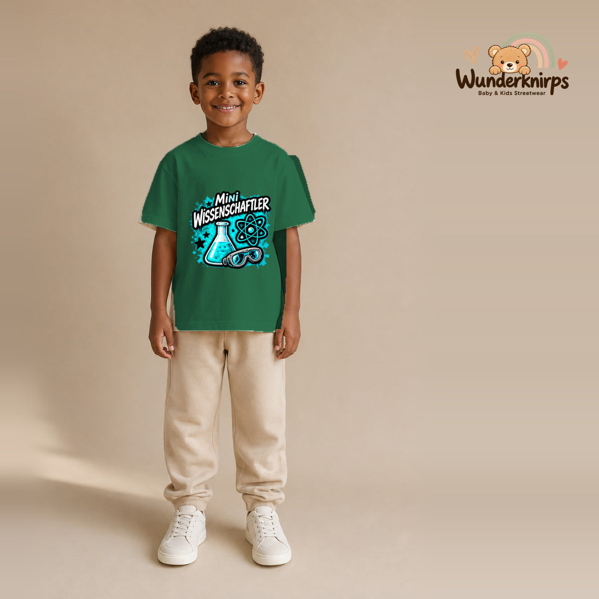 T-Shirt für Jungen in Grün mit Motiv „Mini Wissenschaftler“, getragen von einem Kind – Wunderknirps.