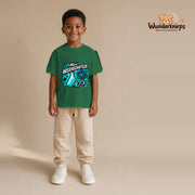 T-Shirt für Jungen in Grün mit Motiv „Mini Wissenschaftler“, getragen von einem Kind – Wunderknirps.