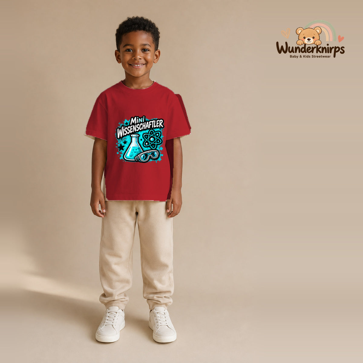 T-Shirt für Jungen in Rot mit Motiv „Mini Wissenschaftler“, getragen von einem Kind – Wunderknirps.