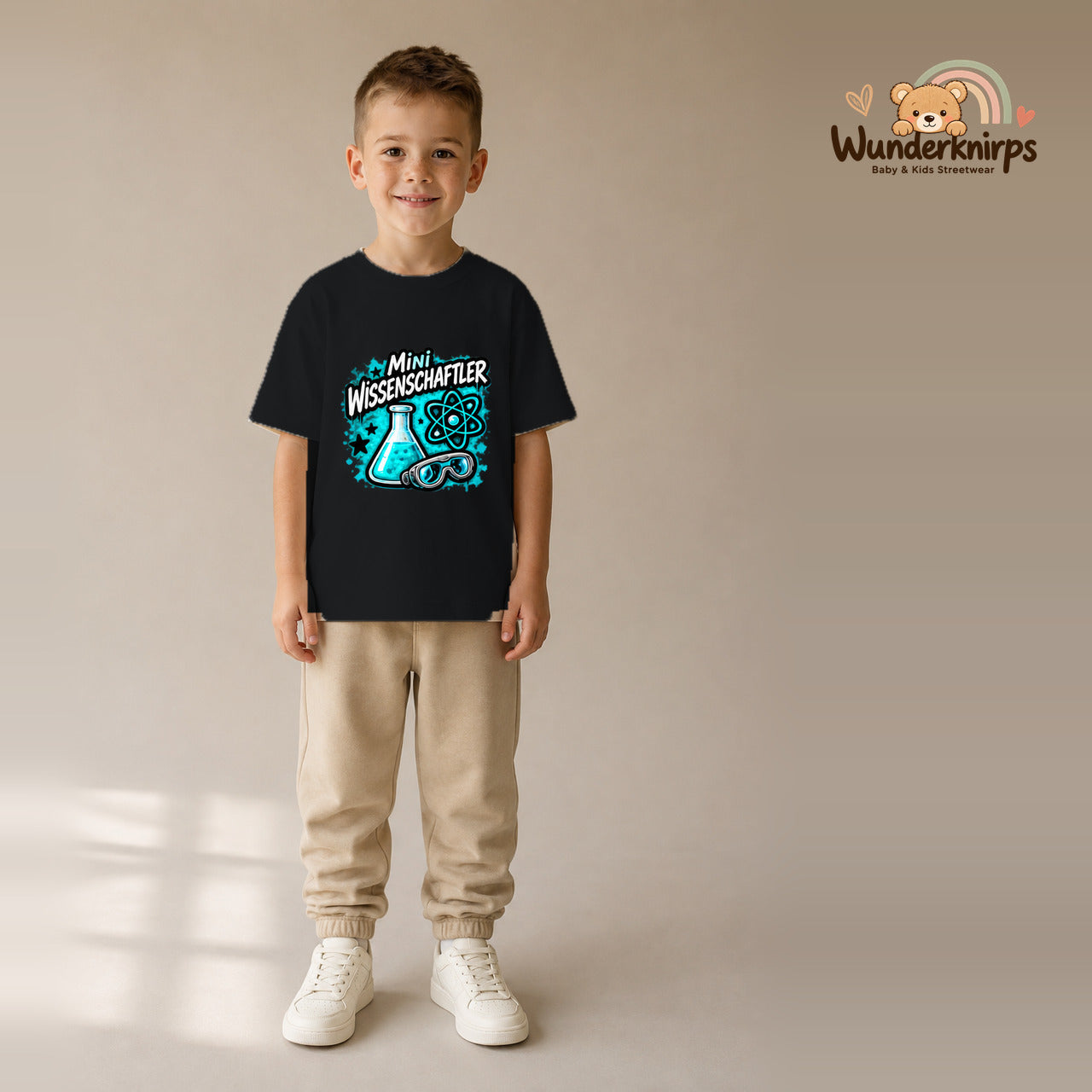 T-Shirt für Jungen in Schwarz mit Motiv „Mini Wissenschaftler“, getragen von einem Kind – Wunderknirps.