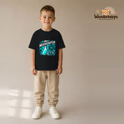 T-Shirt für Jungen in Schwarz mit Motiv „Mini Wissenschaftler“, getragen von einem Kind – Wunderknirps.