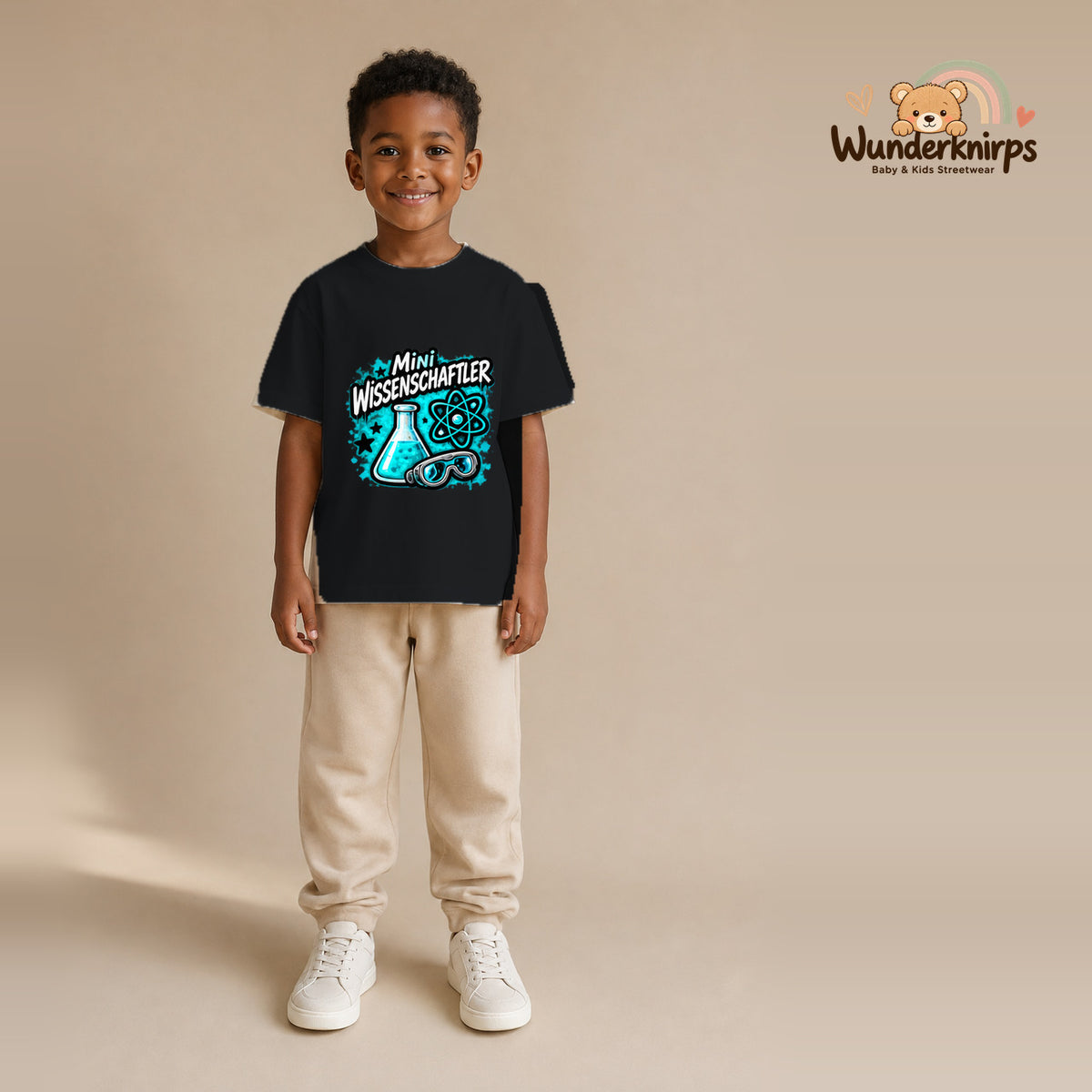 T-Shirt für Jungen in Schwarz mit Motiv „Mini Wissenschaftler“, getragen von einem Kind – Wunderknirps.