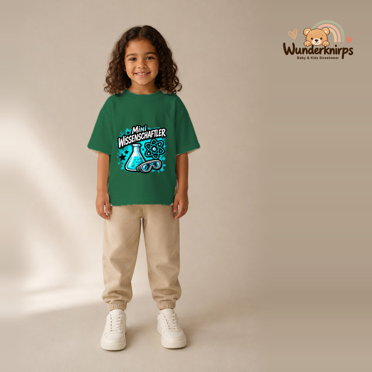 T-Shirt für Mädchen in Grün mit Motiv „Mini Wissenschaftler“, getragen von einem Kind – Wunderknirps.