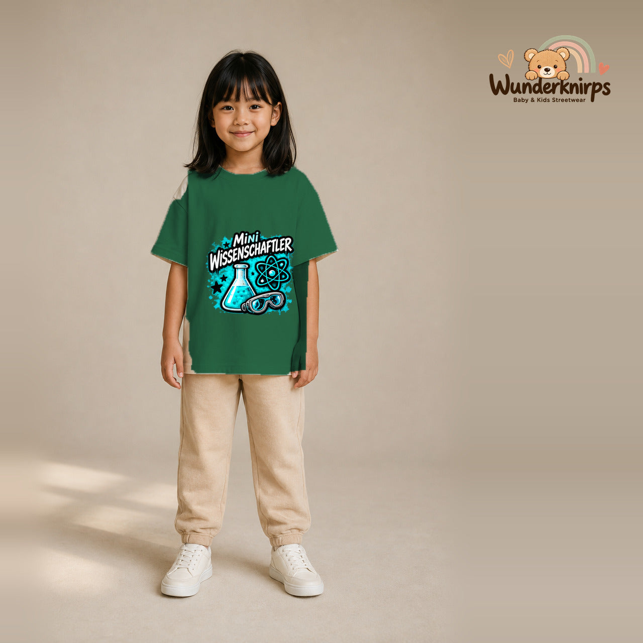 T-Shirt für Mädchen in Grün mit Motiv „Mini Wissenschaftler“, getragen von einem Kind – Wunderknirps.
