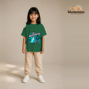 T-Shirt für Mädchen in Grün mit Motiv „Mini Wissenschaftler“, getragen von einem Kind – Wunderknirps.