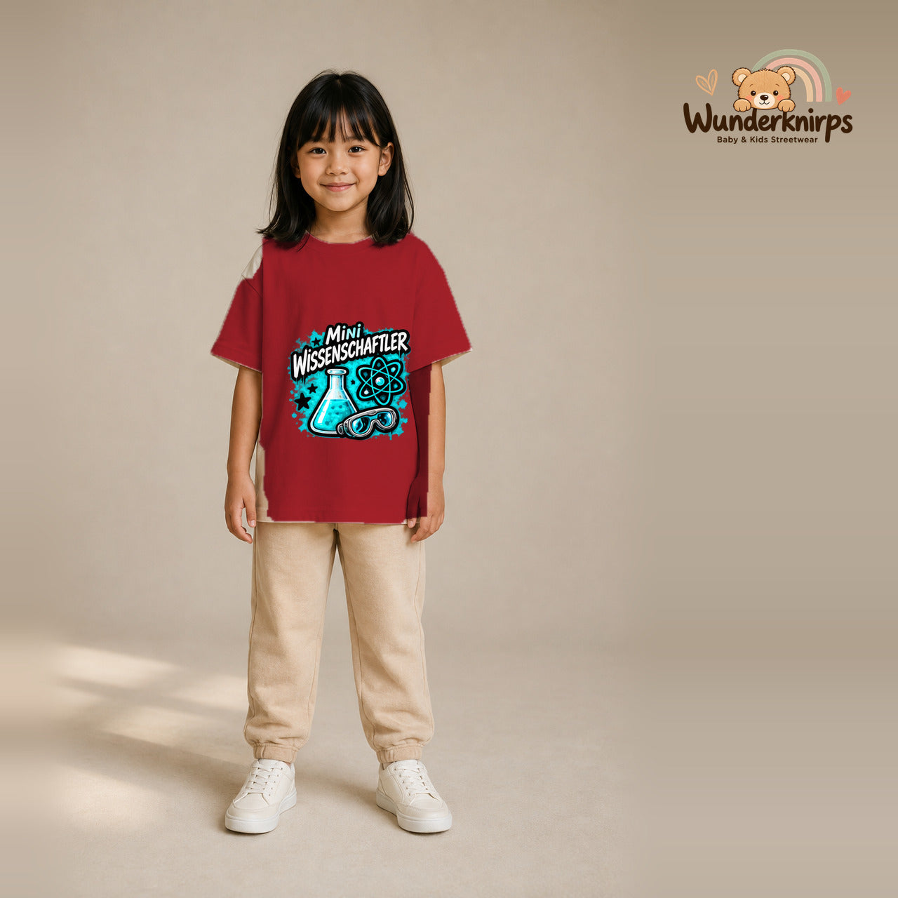 T-Shirt für Mädchen in Rot mit Motiv „Mini Wissenschaftler“, getragen von einem Kind – Wunderknirps.