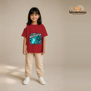 T-Shirt für Mädchen in Rot mit Motiv „Mini Wissenschaftler“, getragen von einem Kind – Wunderknirps.