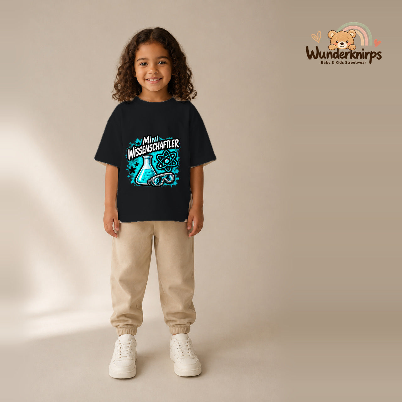 T-Shirt für Mädchen in Schwarz mit Motiv „Mini Wissenschaftler“, getragen von einem Kind – Wunderknirps.