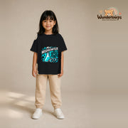 T-Shirt für Mädchen in Schwarz mit Motiv „Mini Wissenschaftler“, getragen von einem Kind – Wunderknirps.