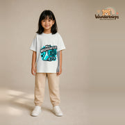 T-Shirt für Mädchen in Weiß mit Motiv „Mini Wissenschaftler“, getragen von einem Kind – Wunderknirps.