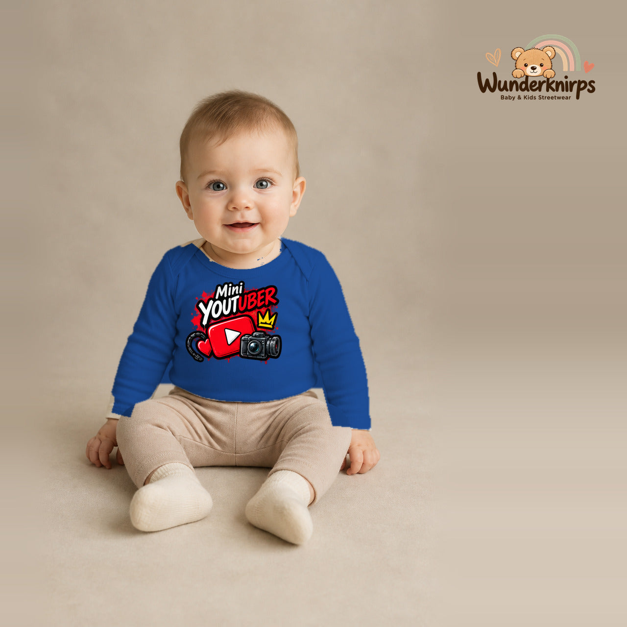 Babybody für Jungen in Blau mit Motiv „Mini YouTuber“, getragen von einem Kind – Wunderknirps.