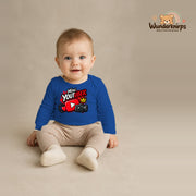 Babybody für Jungen in Blau mit Motiv „Mini YouTuber“, getragen von einem Kind – Wunderknirps.