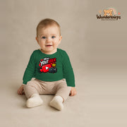 Babybody für Jungen in Grün mit Motiv „Mini YouTuber“, getragen von einem Kind – Wunderknirps.