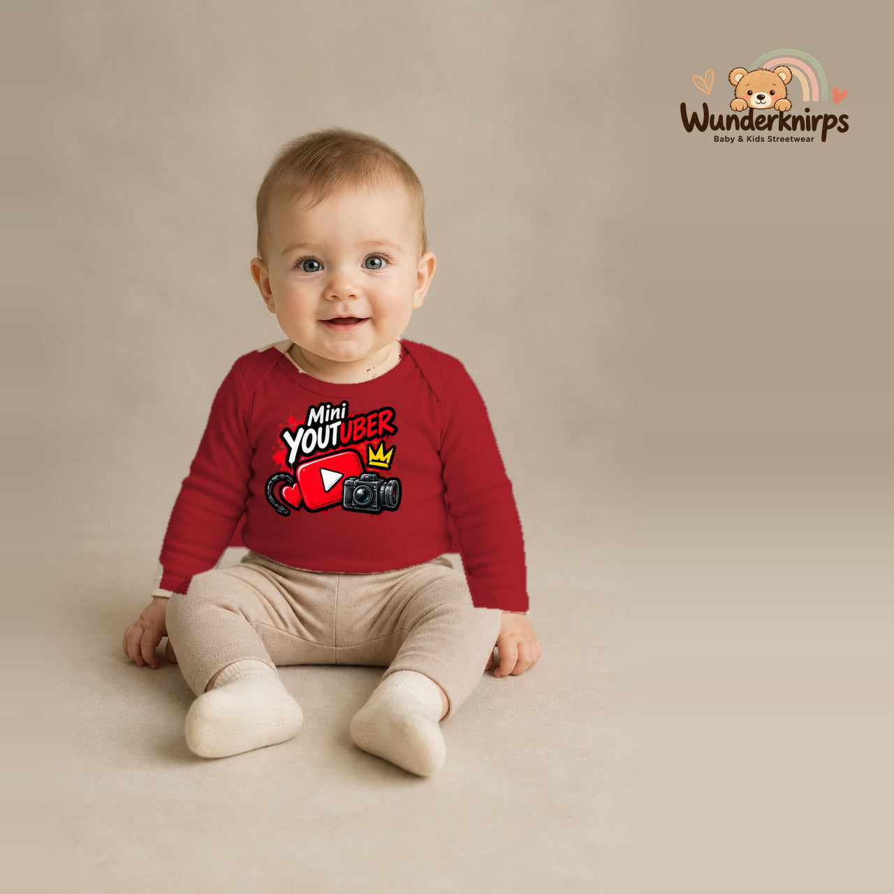 Babybody für Jungen in Rot mit Motiv „Mini YouTuber“, getragen von einem Kind – Wunderknirps.