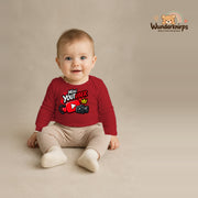Babybody für Jungen in Rot mit Motiv „Mini YouTuber“, getragen von einem Kind – Wunderknirps.