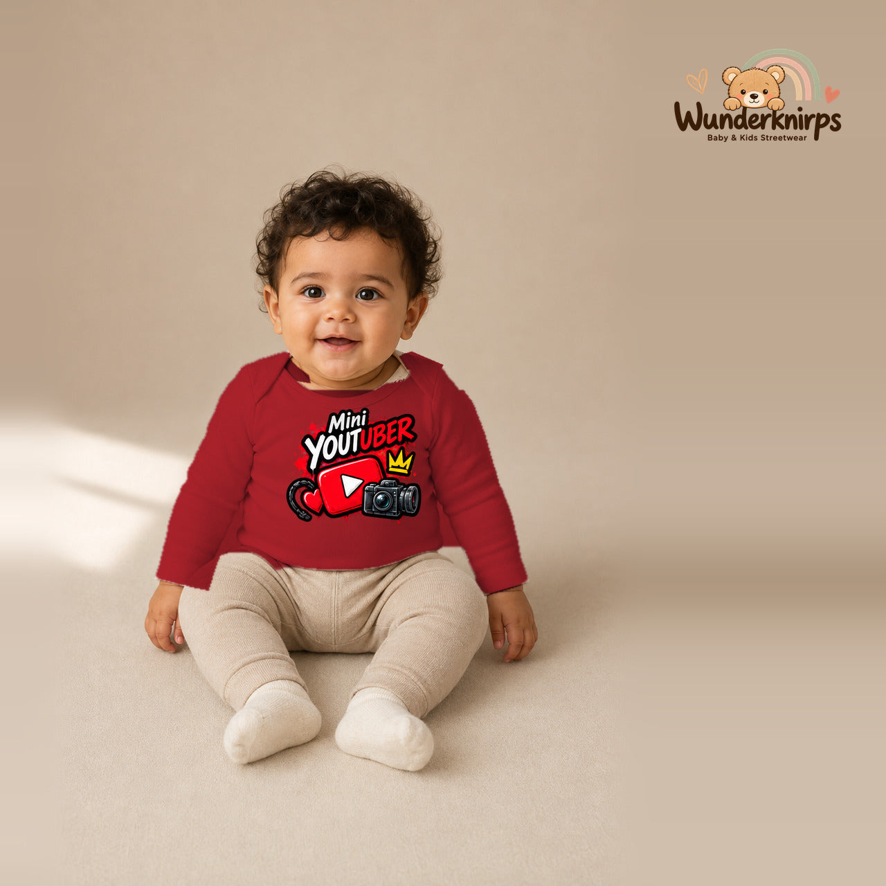 Babybody für Jungen in Rot mit Motiv „Mini YouTuber“, getragen von einem Kind – Wunderknirps.