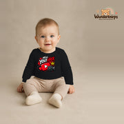 Babybody für Jungen in Schwarz mit Motiv „Mini YouTuber“, getragen von einem Kind – Wunderknirps.