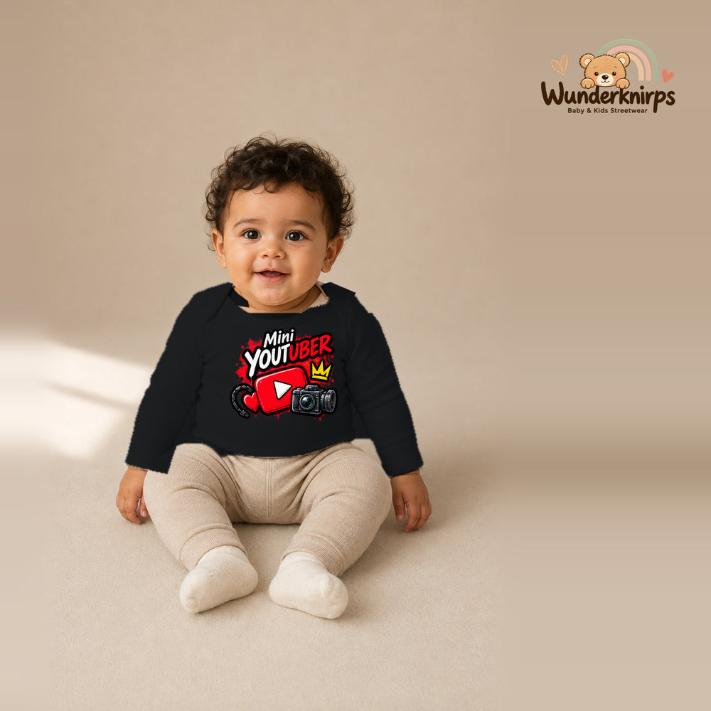 Babybody für Jungen in Schwarz mit Motiv „Mini YouTuber“, getragen von einem Kind – Wunderknirps.