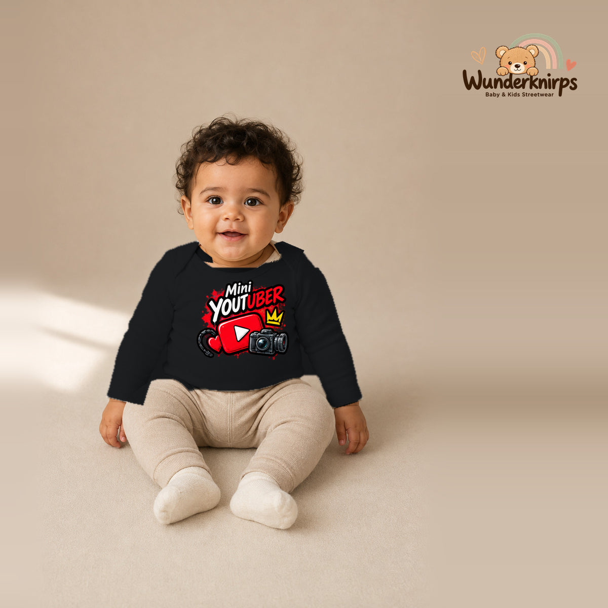 Babybody für Jungen in Schwarz mit Motiv „Mini YouTuber“, getragen von einem Kind – Wunderknirps.